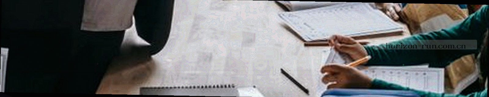 深色夜空底上排列整齐的细密横线纹理，点缀稀疏光点，像一条条按序排开的条款
